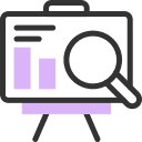Symbol, das eine Präsentationstafel mit Balkendiagrammen und Linien zeigt, begleitet von einer großen Lupe, die Analytik, Datenanalyse oder Geschäftsüberprüfung im Webdesign symbolisiert. Die Balkendiagramme und die Hervorhebungen auf der Tafel sind in lila.